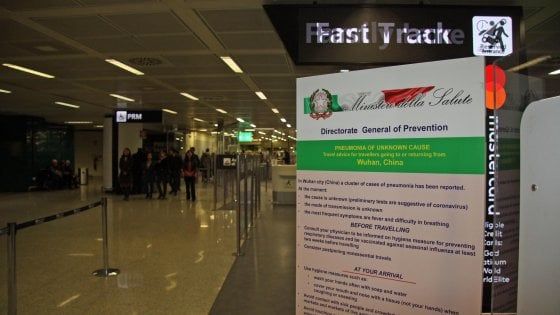 Fiumicino, locandine e totem con i consigli utili ai viaggiatori sul virus che si è diffuso in Cina
