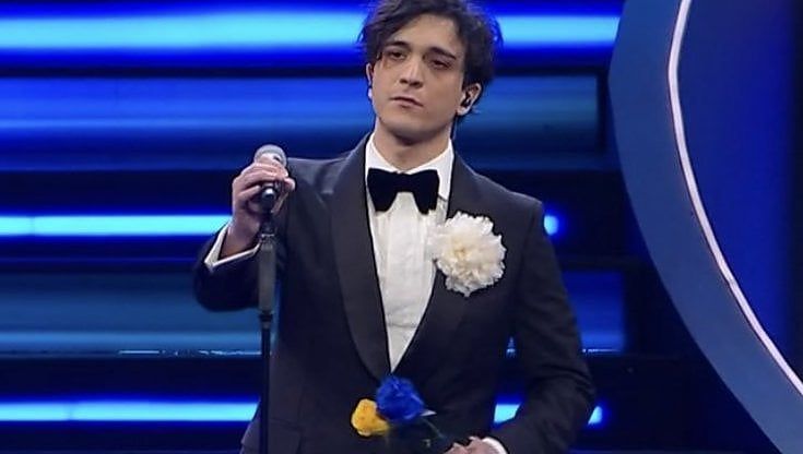 Tananai porta a Sanremo i colori dell'Ucraina: una rosa blu e una gialla sul palco dell'Ariston