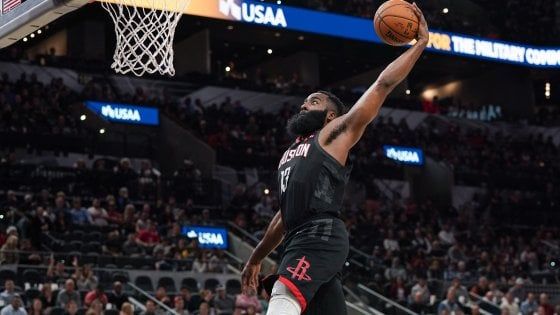 Basket Nba: non basta super Harden, Spurs beffano Rockets ma col "giallo"