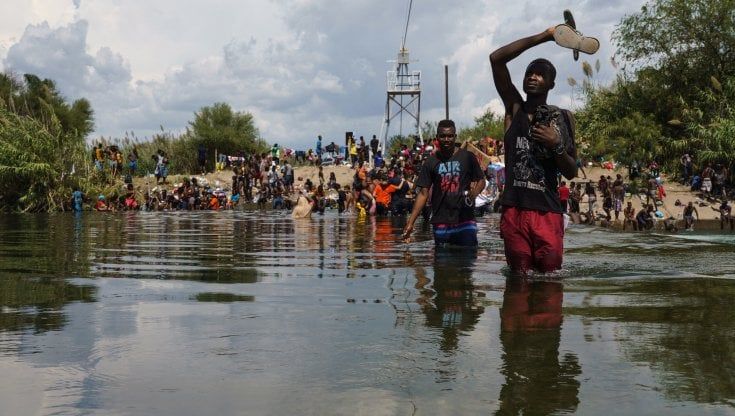 Stati Uniti, migliaia di profughi haitiani al confine: la Casa Bianca aumenta i voli per "riportarli a casa" 
