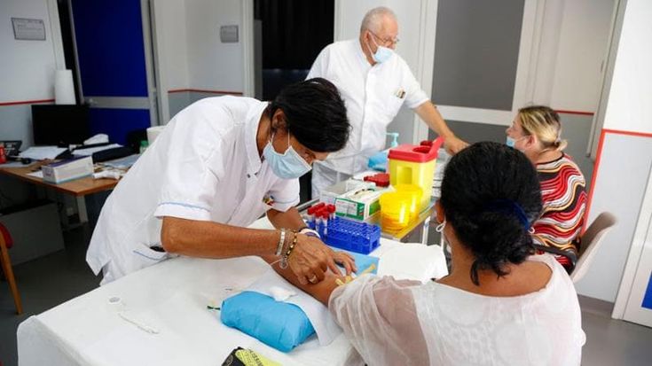 Covid, via libera ai nuovi vaccini: a inizio ottobre saranno consegnate le prime dosi all’Italia