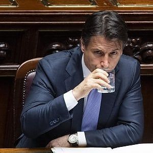 Conte su Moscopoli: "Savoini nella delegazione di Salvini a Mosca nel luglio 2018". Dal Pd la mozione di sfiducia contro il ministro dell'Interno. E lui: "Una medaglia"