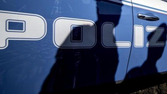 Rimini, un'auto non si ferma all'alt della polizia, gli agenti sparano