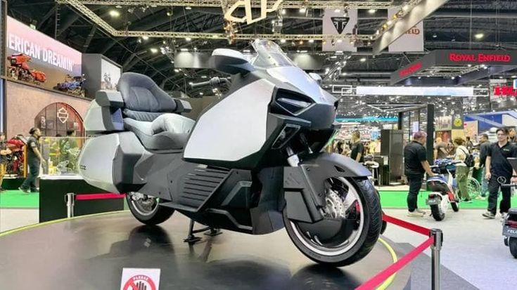 Moto, arriva la maxi tourer elettrica da 720 km di autonomia e con il frigo a bordo