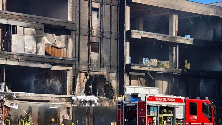 Tor Cervara, fiamme e paura: brucia un palazzo occupato 200 residenti intrappolati