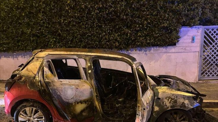 In fiamme a Barletta auto del segretario cittadino di Fratelli d’Italia: “Mai minacciato”