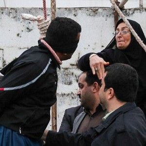 Iran, una mamma perdona l'assassino di suo figlio e gli toglie il cappio dal collo durante l'esecuzione
