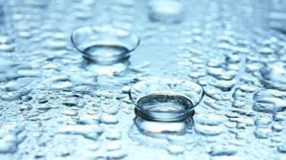 Le trovano 27 lenti a contatto negli occhi. Negli anni non se n'era mai accorta