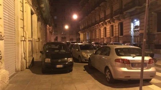 Bari, incubo movida per i residenti di Madonella: "Ora parcheggiano anche sul marciapiede"