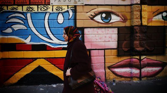 Immigrazione e periferie, nei quartieri di Milano arrivano gli psicologi di strada: si parte da via Padova