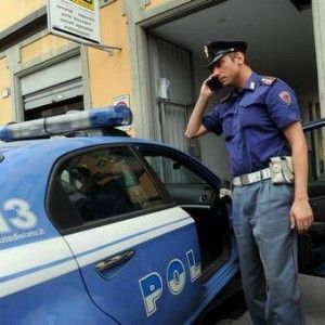 Polizia blocca pregiudicato, ma venti donne lo aiutano a scappare