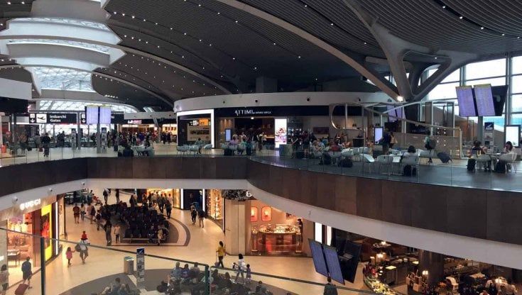 Fiumicino, regali e denaro per corrompere alto funzionario dell'Enac: 7 denunciati  