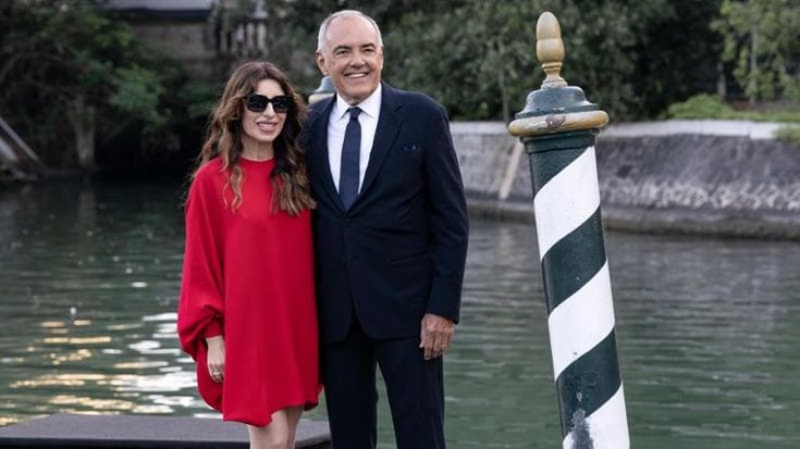 A Venezia Sabrina Impacciatore ruba la scena a Caterina Murino: è la madrina, ma per ‘Call my agent’
