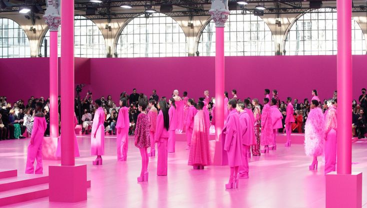 Valentino, le immagini della sfilata in rosa di Pierpaolo Piccioli a Parigi. "L'amore è la risposta, sempre"