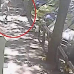 Roma, scippano una donna a San Giovanni e scappano: rintracciati grazie all'aiuto dei passanti