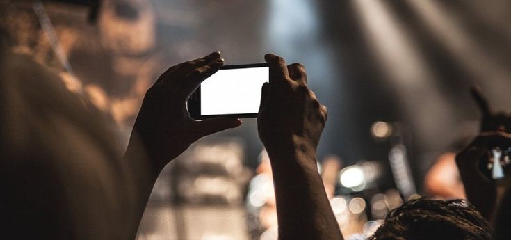 Contro gli spettatori maleducati, scatta il dissuasore. Mai più smartphone in sala