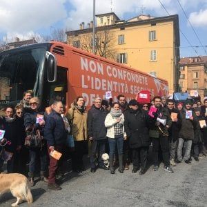 Bologna, il pullman anti-gender di Giovanardi blocca piazza Malpighi. Contestato