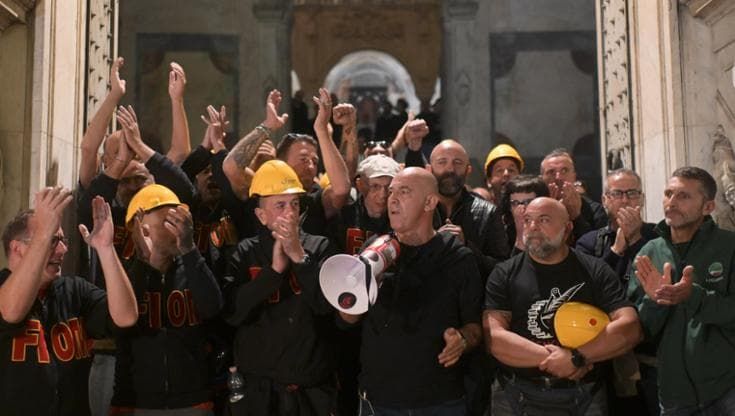 Ex Ilva, occupata la Prefettura a Genova, gli operai vincono la battaglia: la fabbrica non chiude