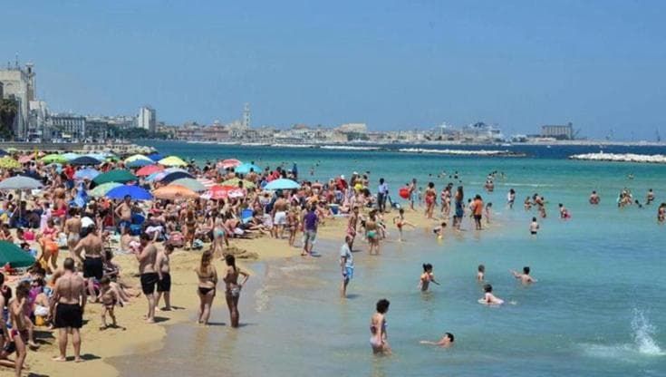 Pane e pomodoro, la spiaggia dei miracoli: una Babilonia diventata divina e senza squallidi Tritoni