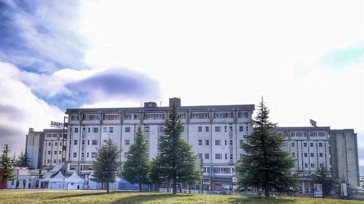 Abruzzo, ospedali allo sbando e attese lunghe un anno: la Sanità è al collasso e i privati fanno affari