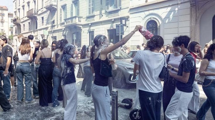 Gavettoni, fumogeni colorati, uova e farina: gli studenti festeggiano l’ultimo giorno di scuola