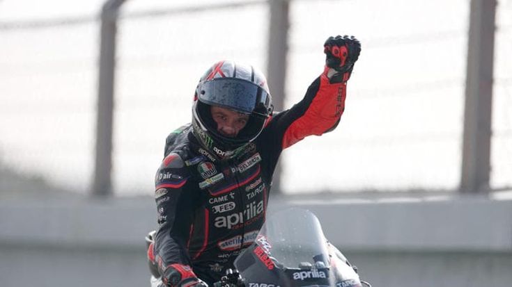 Motogp, Bezzecchi vince in Portogallo, caduta per Bagnaia