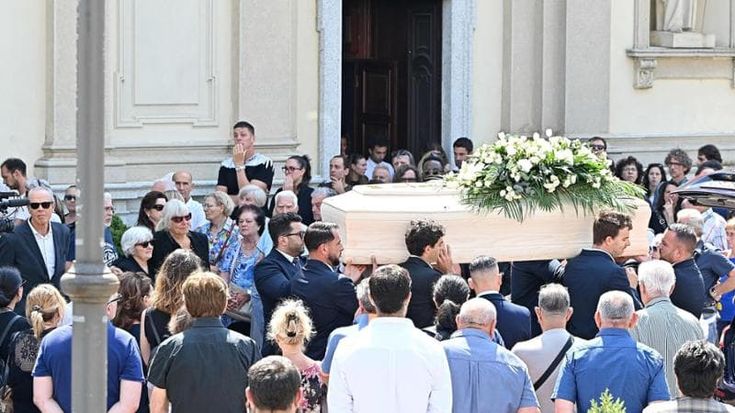 I funerali di Muriel, morta alle Maldive: “Scandaloso dire addio a chi si aspetta tanto dalla vita”