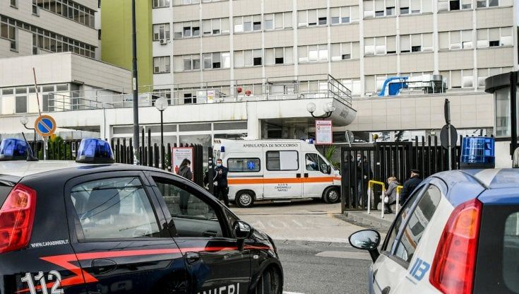 Cardarelli, le figlie dell'84 enne nel video choc: "Ci hanno mentito, nostro padre è morto nel bagno, non a letto"