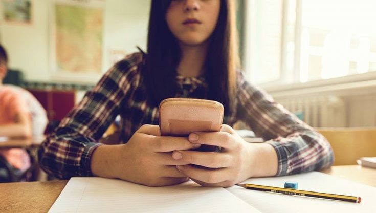 Genova, riparte la scuola: quanto fa discutere il cellulare