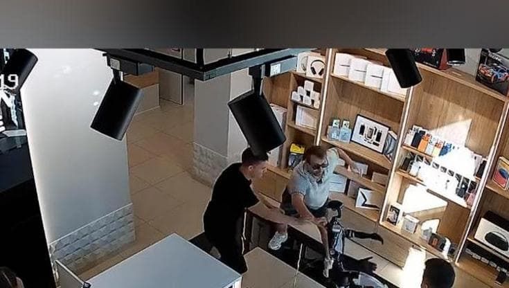 Spinge un androide: il robot va all'attacco e devono fermarlo in due