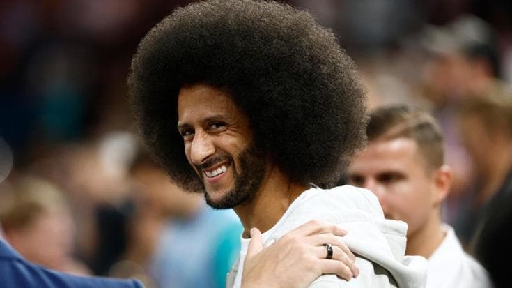 Otto anni fa Kaepernick si inginocchiava contro le violenze degli agenti sugli afroamericani e veniva (di fatto) bandito dalla Nfl: “Ma io mi alleno ancora perché voglio tornare a guidare un team in campo e giocare alle Olimpiadi di LA28 nel team Usa di Flag football”
