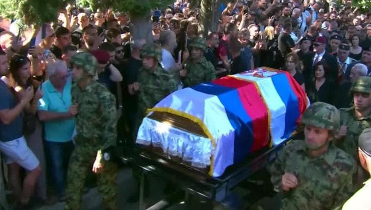 Belgrado, migliaia di persone al cimitero per l'ultimo saluto al generale Mladic