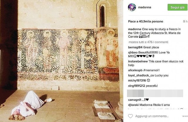 Lecce, Madonna è in estasi davanti agli affreschi 