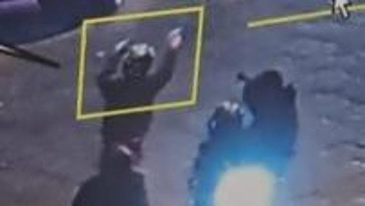 Giovani armati in centro a Napoli. Rischio escalation: erano pronti a sparare nella movida di Chiaia