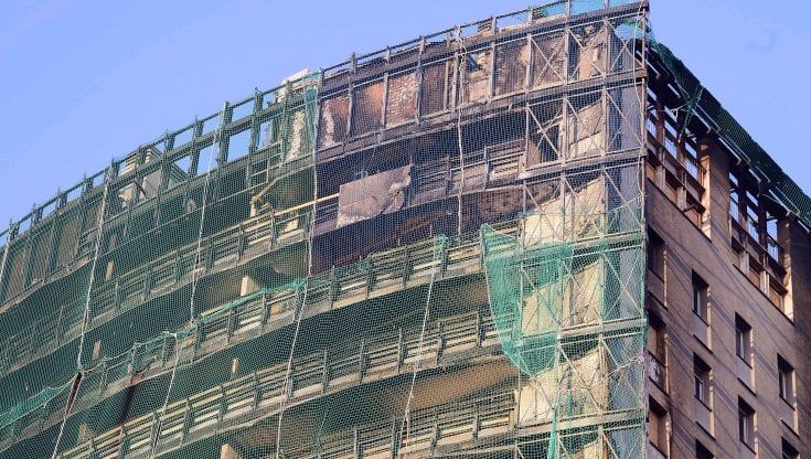 Torre bruciata a Milano, nuove case dalla Regione per gli sfollati di via Antonini. Scalfarotto: "Lavoriamo per non far pagare l'Imu" 