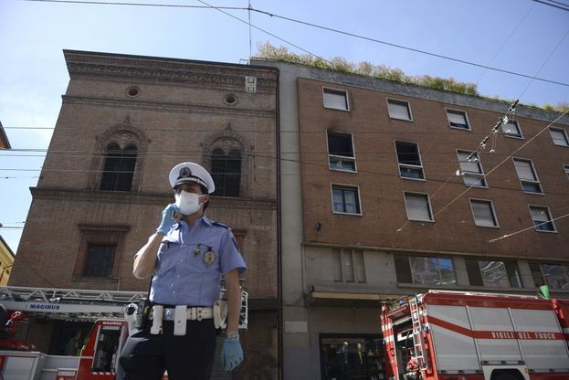 Fiamme in un palazzo in via Ugo Bassi: le immagini