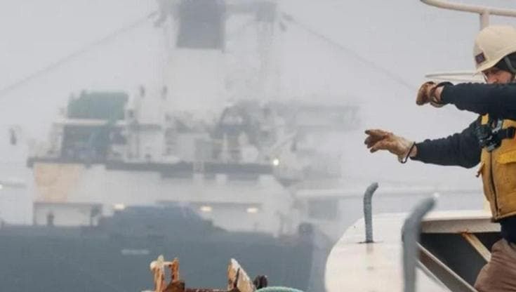 La nave del capitano Paul Watson sperona i pescatori di krill in Antartide