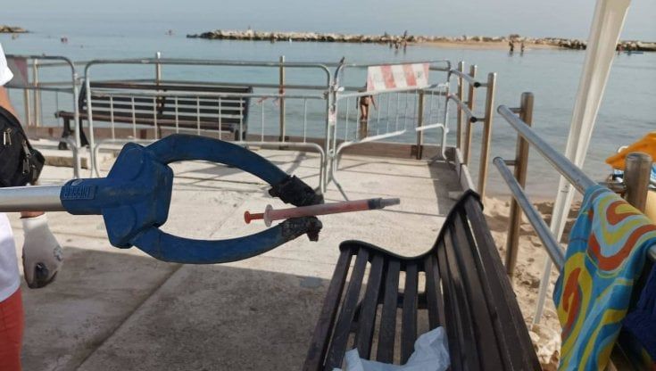 Bari, siringhe e pezzi di vetro nella spiaggia di Pane e pomdoro: "Non è la prima volta"