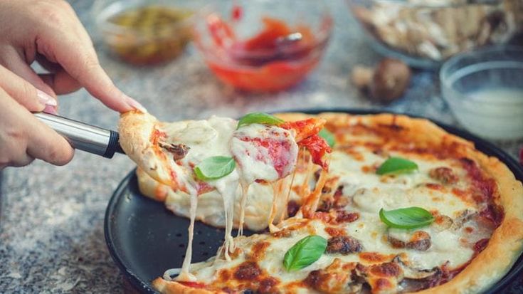 Mozzarella e pizza, il mondo del gusto aspetta due stelle