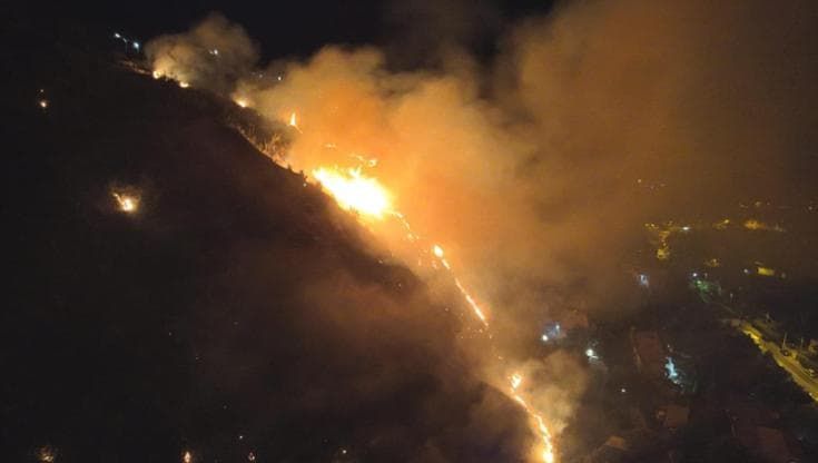 Vasto incendio a Ischia, nella notte evacuate 12 persone