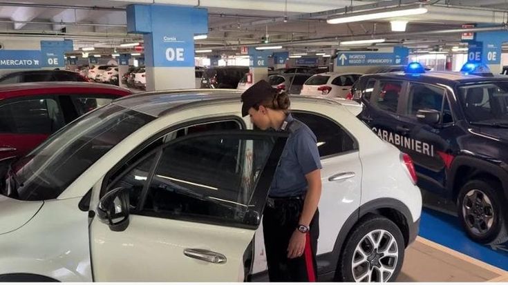 Gran Reno, trentenne accoltellato nel parcheggio: è grave. Caccia all’aggressore