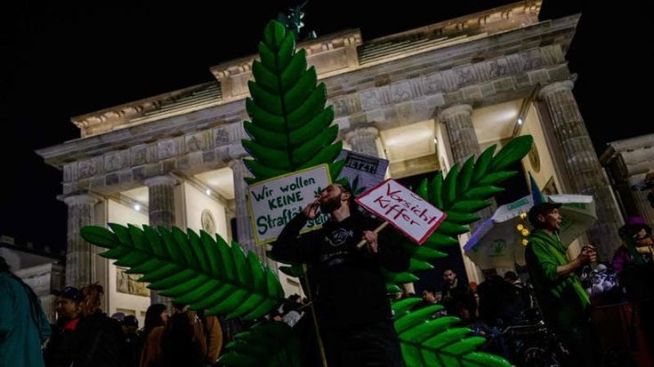 Berlino, fumata verde. La cannabis diventa legale, e in centinaia fumano in piazza