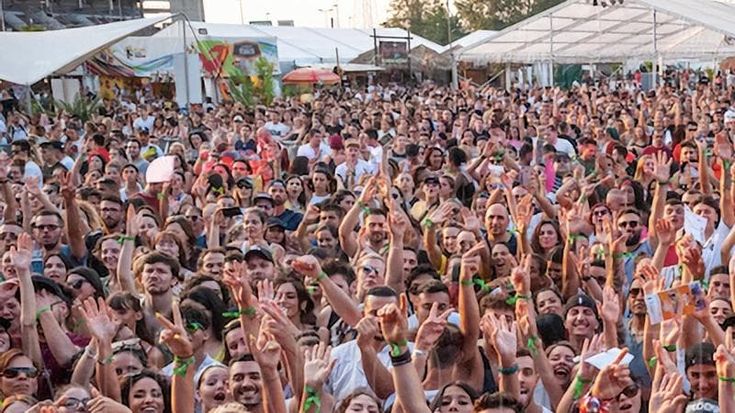 Aggredito con un coccio di bottiglia che gli sfiora la carotide: arrestati per tentato omicidio