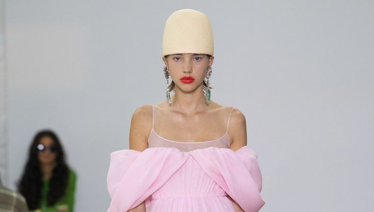 Giambattista Valli: la collezione primavera-estate 2022 è iper femminile