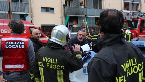 Milano, incendio in condominio: un ferito con ustioni sul 90 per cento del corpo, 8 intossicati
