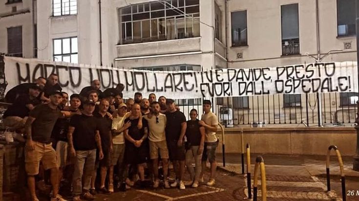 Tifosi davanti alle Molinette per Basoccu: cori, striscioni e accuse sulle cause del ferimento