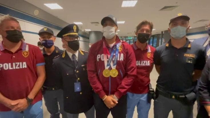 Tokyo 2020, Jacobs sbarca in Italia e i colleghi poliziotti lo circondano: "Non mi aspettavo di trovarvi qui"