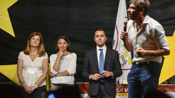 Via la maschera istituzionale: M5s in piazza, gridando al golpe 