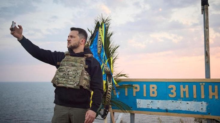 “Heil Zelensky”, il video della propaganda russa che dà del nazista al presidente ucraino e impazza sui social in Germania