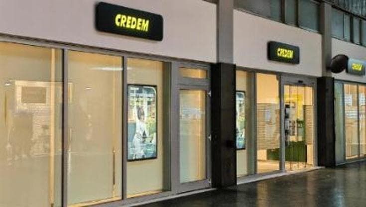 Allarme disattivato per lavori alla banca Credem di Chiaia: violato bancomat, colpo da 105.000 euro